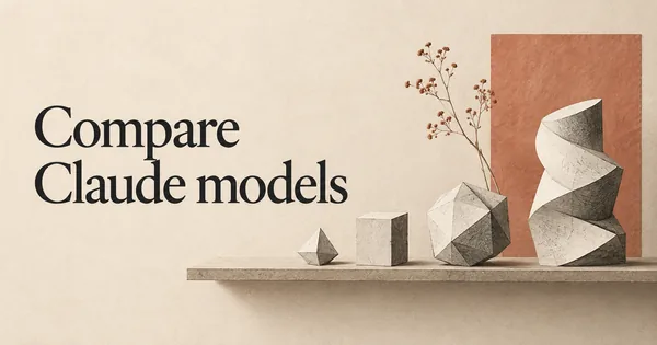 Confrontare i modelli Claude. Quattro forme scultoree di carta distinte, dalla più piccola alla più grande, disposte ordinatamente su un lungo ripiano come un confronto ragionato delle capacità.