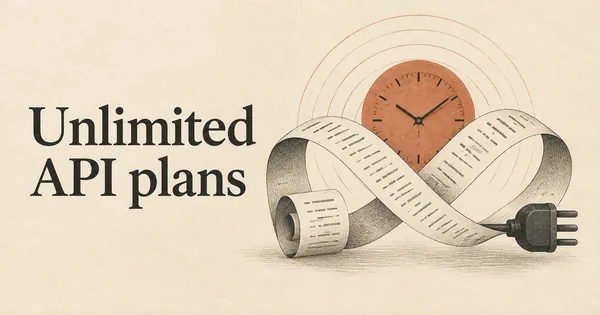 Piani API illimitati. Un rotolo di carta aperto che forma un anello simile al simbolo dell'infinito attorno a un piccolo orologio e a un connettore API, bilanciando il lavoro continuo con l'accesso a tempo.
